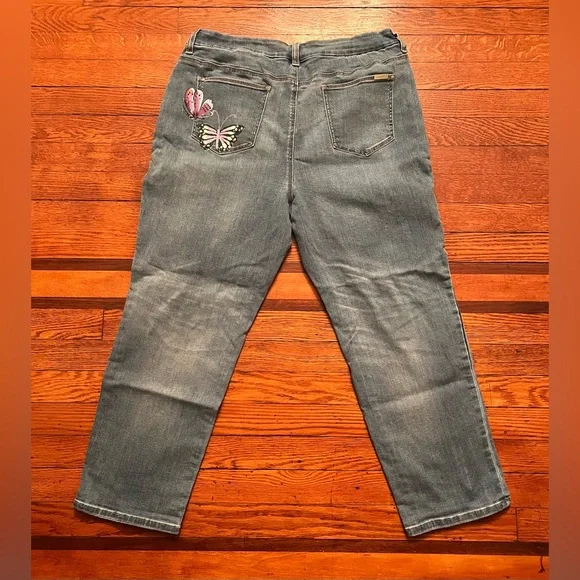 Chico’s Girlfriend Crop Jeans Hand Painted Butterfly Stretch Sz 2.5(M)34”waist - Picture 6 of 13